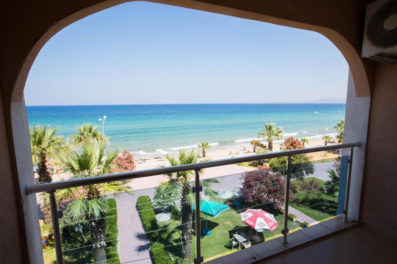 Holiday Hotel *